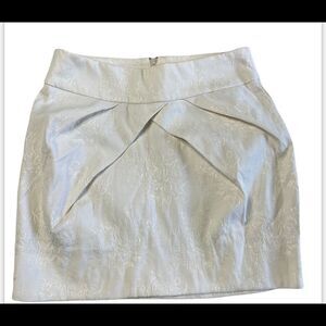 Vida Bela Small white sexy skirt with embroidery